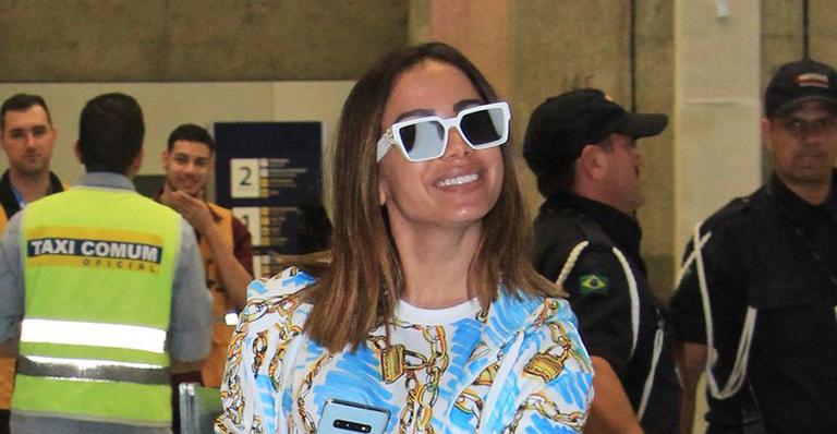 Após viagem com Scooby, Anitta desembarca no Brasil com look grifado de R$ 9 mil