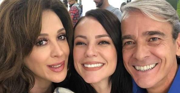 Paolla Oliveira posa ao lado de colegas e relembra personagem antigo