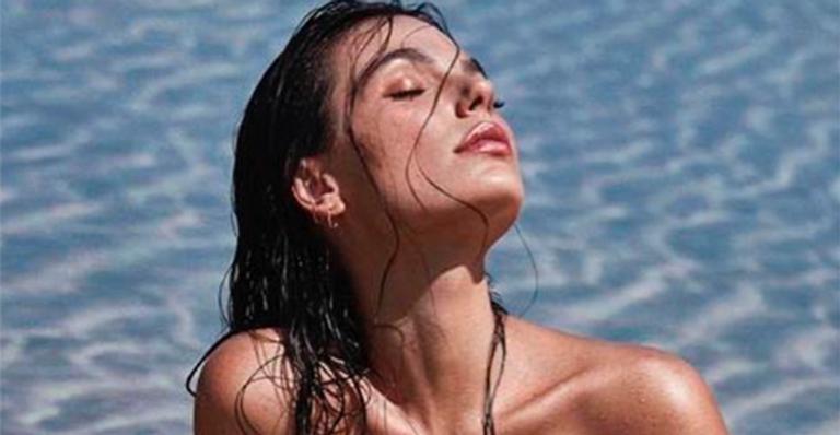Isis Valverde faz a sereia com clique sensual à beira-mar
