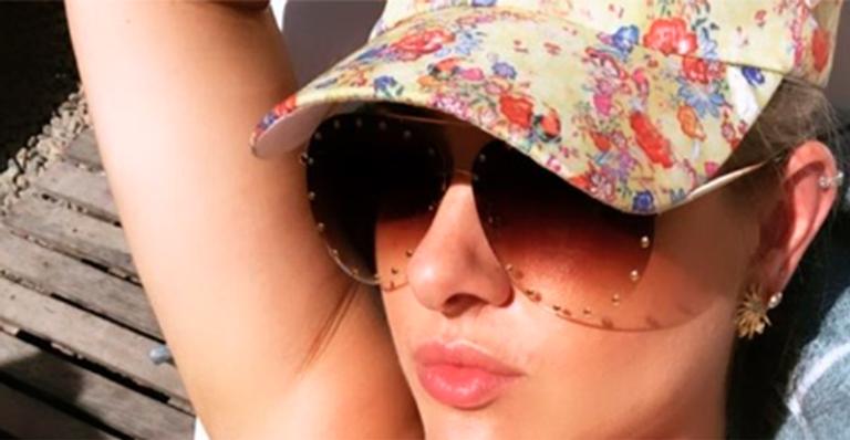 Mais em forma do que nunca, Patrícia Leitte esbanja marquinha de fita isolante