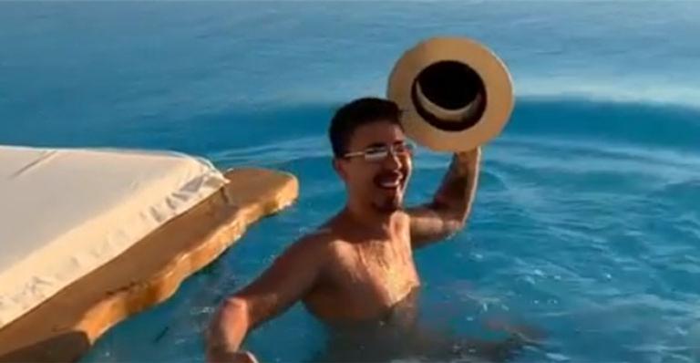 Carlinhos Maia surge em paraíso grego e exibe o bumbum em cenário luxuoso