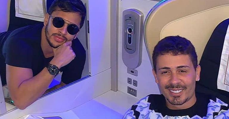 Carlinhos Maia e Lucas Guimarães surgem em voo luxuoso em viagem de lua de mel