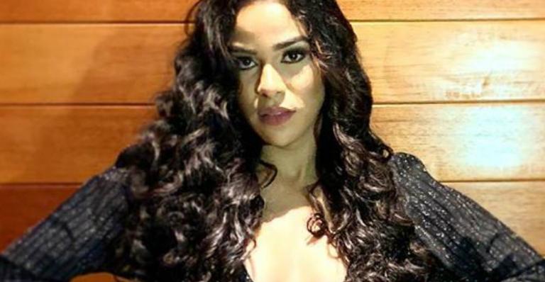Ex-BBB Elana surge deslumbrante em vestido super decotado e recebe elogios