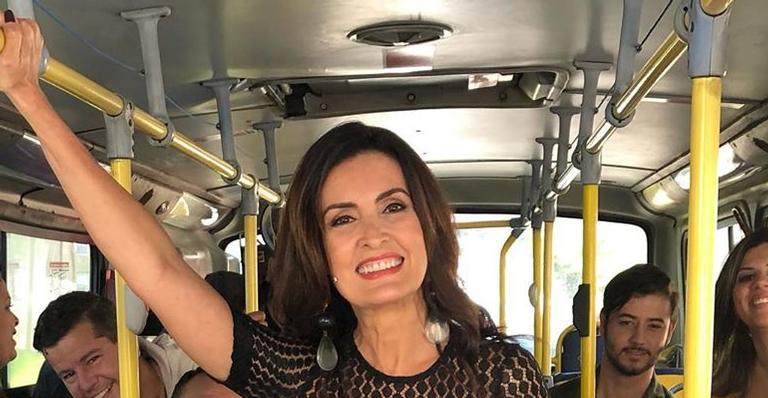 Fátima Bernardes surge deslumbrante com look ousado dentro de ônibus