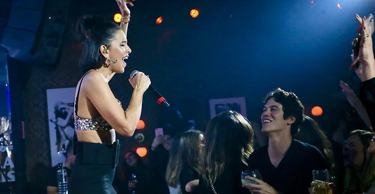 Mariana Rios despista rumores de término e canta para o noivo em show