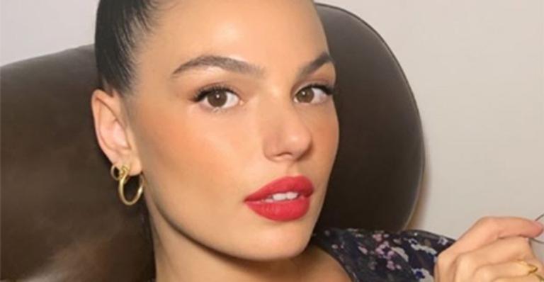 Isis Valverde surge de minissaia e exibe as pernas torneadas
