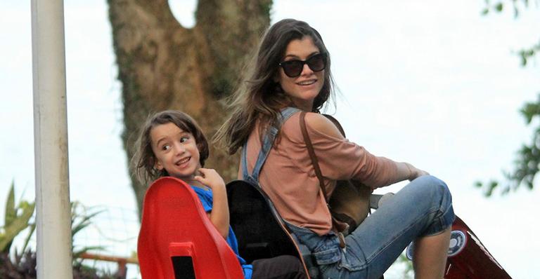 Alinne Moraes curte passeio de quadriciclo com o filho no Rio