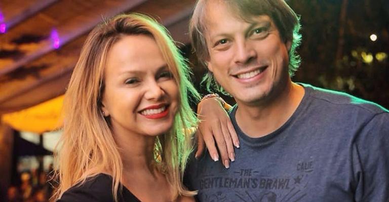 Eliana curte noitada com o noivo em show de pagode