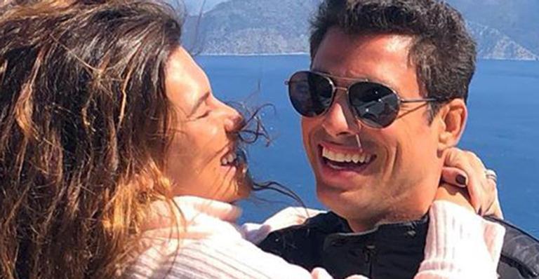Cauã Reymond exibe seu melhor sorriso em foto romântica com a esposa