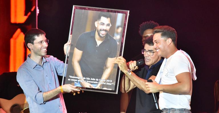 Wesley Safadão recebe o pai de Gabriel Diniz no palco em homenagem