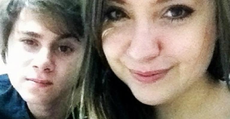 Irmã de Rafael Miguel presta homenagem aos pais e ao ator e causa comoção
