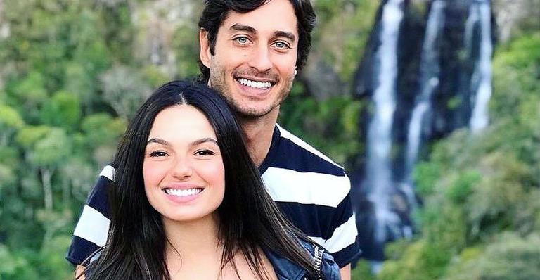 Andre Resende se derrete ao lado de esposa Isis Valverde e o filho Rael: “Amores”