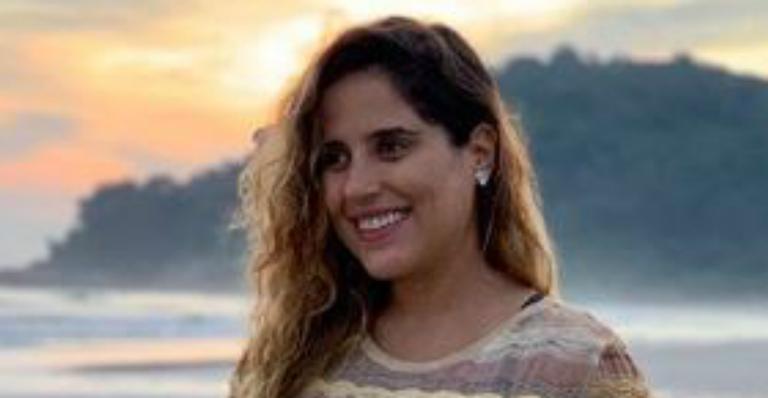 Na reta final, Camilla Camargo posa plena de maiô e barrigão rouba a cena
