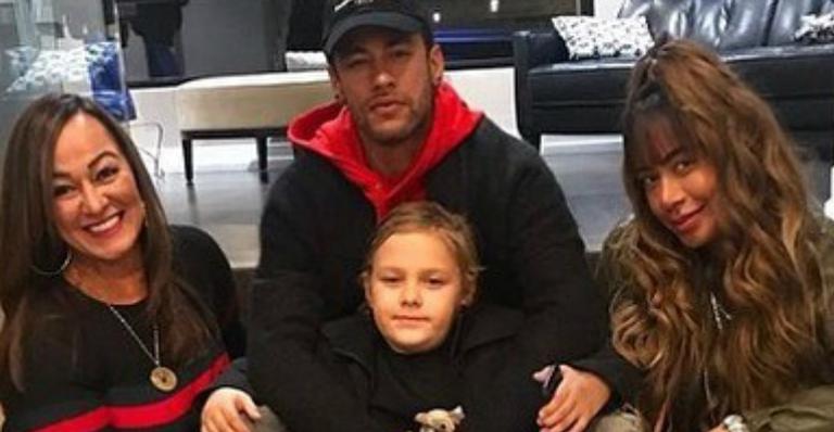 Neymar Jr reaparece e surge abraçado ao filho em clique ao lado da família
