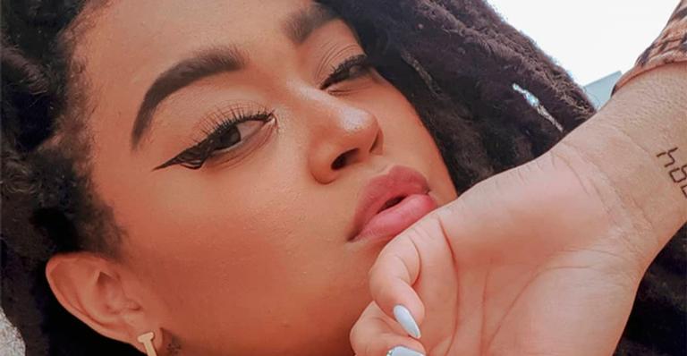 Ex-BBB Rízia Cerqueira causa ao tirar a roupa na web e termômetro vai a mil