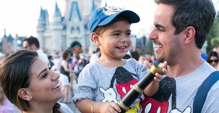 Simone Mendes mostra o filho aprendendo a escrever: ”Inteligente da mamãe”