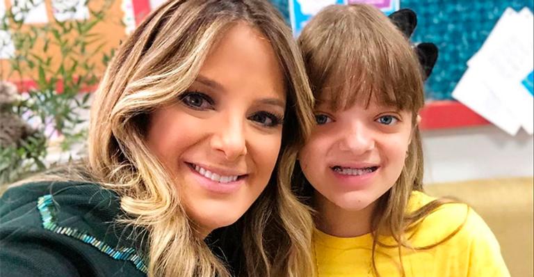 Rafaella Justus encanta ao surgir com a irmã caçula no colo