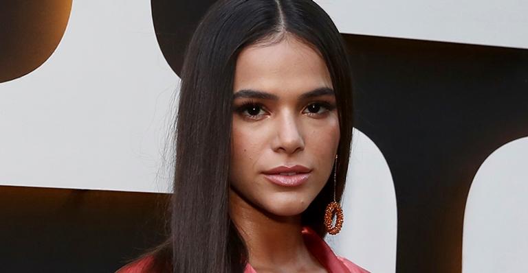 Bruna Marquezine bate boca com internauta que criticou sua postura: ”Vão orar”