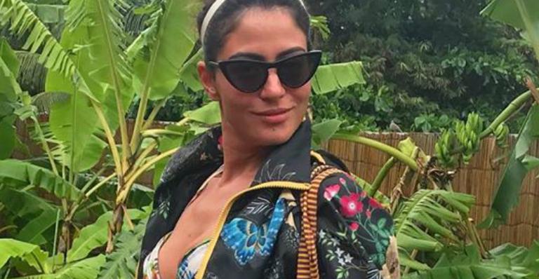 Carol Castro posa espontânea em Fernando de Noronha e recebe elogios