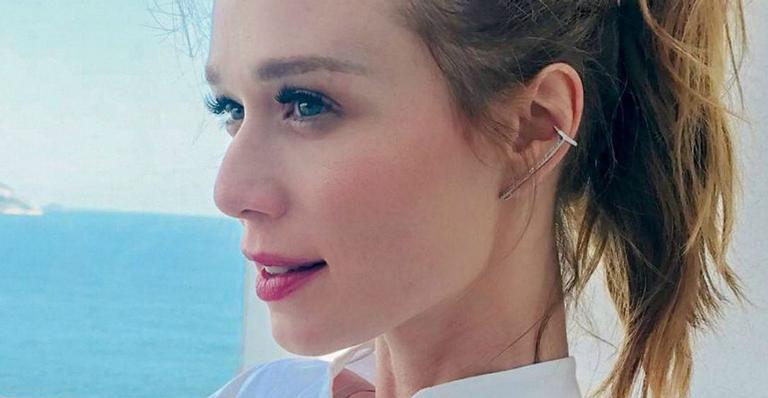 Discreta, Mariana Ximenes posa pela primeira vez com o namorado