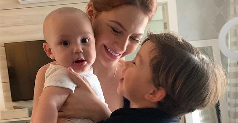 Sarah Poncio encanta ao mostrar fotos dos filhos brincando juntos