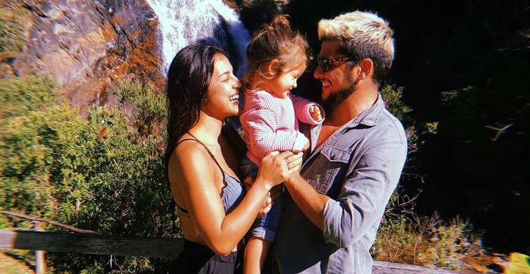 Fofura! Yanna Lavigne mostra a filha, Madalena, assumindo o volante em viagem