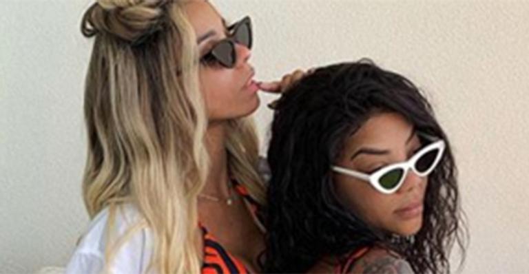 Namorada de Ludmilla ostenta cintura fininha e ganha elogio da cantora