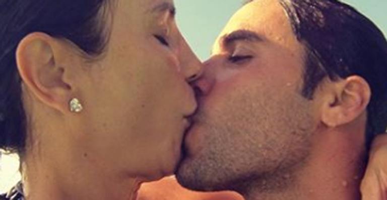 Ivete Sangalo surge dando beijaço em Daniel Cady: ”Meu amor”