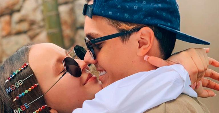 Larissa Manoela rouba beijo de Leo Cidade e declara: ”Te quero todos os dias”
