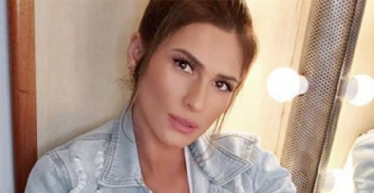 Lívia Andrade quase mostra demais ao colocar a perna pra cima