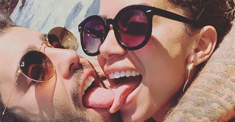 No México, Pedro Scooby mostra os mimos que comprou para os pais de Anitta