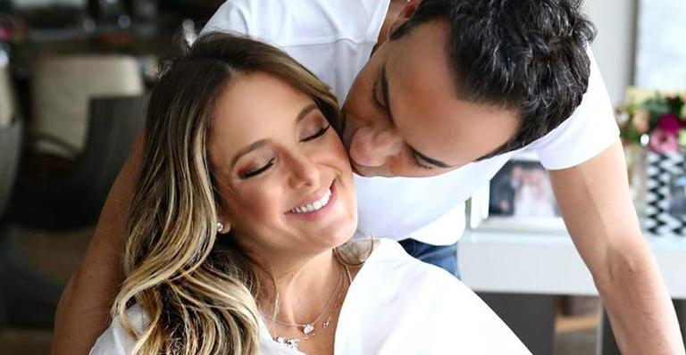 Apaixonada, Ticiane Pinheiro exibe barrigão e celebra casamento com César Tralli