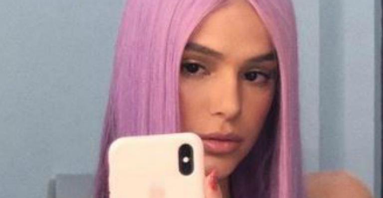 De peruca, Bruna Marquezine eleva temperatura em clique de topless: ”Perfeita”