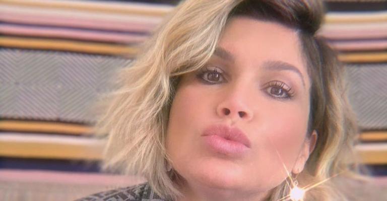 Flávia Alessandra conversa com ela mesma e faz reflexão sobre sua carreira: “Não desiste desse negócio de atuar”