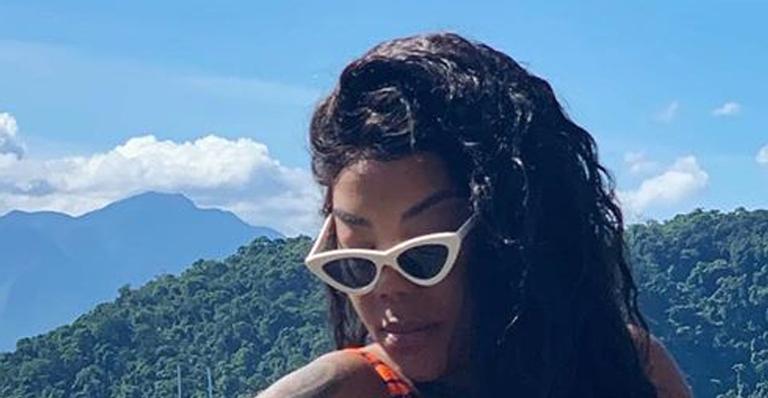 Ludmilla choca os fãs ao exibir corpaço com maiô supercavado