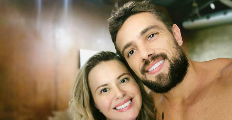 Rafael Cardoso aparece sem camisa e a mulher não se contém: “Gostoso”