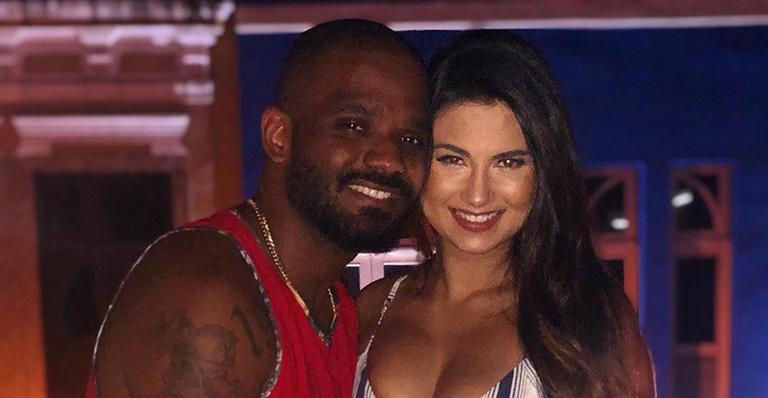 Arlindinho Cruz se pronuncia sobre rumores de ter se separado da mulher grávida