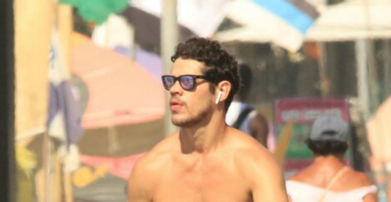 José Loreto pedala por Copacabana sem camisa e boa forma impressiona