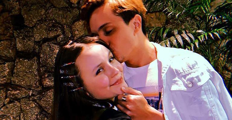 Larissa Manoela comemora 1 ano e meio com Leo Cidade: ”Você me faz tão feliz”
