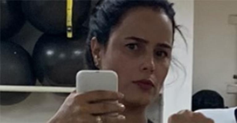 Luciele di Camargo perde medidas e exibe a barriga na academia após iniciar treino pesado