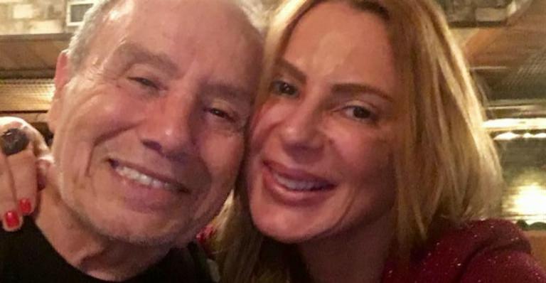 Esposa de Stênio Garcia renova o bronzeado e posa totalmente nua aos 50 anos