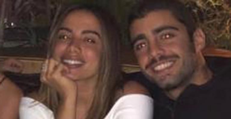 Longe do namorado, Anitta posa no colo de Pedro Scooby em clique ousado: ”Saudade”