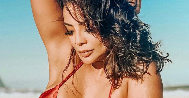 Carol Nakamura faz seguidores salivarem ao exibir corpo perfeito de biquíni