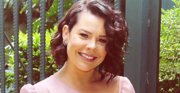 Fernanda Souza exibe as pernas perfeitas em look de praia