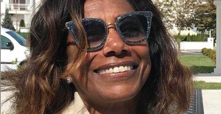 Gloria Maria relembra experiência com erva na Jamaica: ‘Foi puxado’