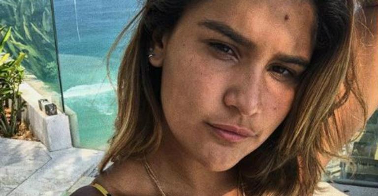 Giulia Costa ostenta boa forma em dia de piscina e fãs elogiam: ”Perfeita”