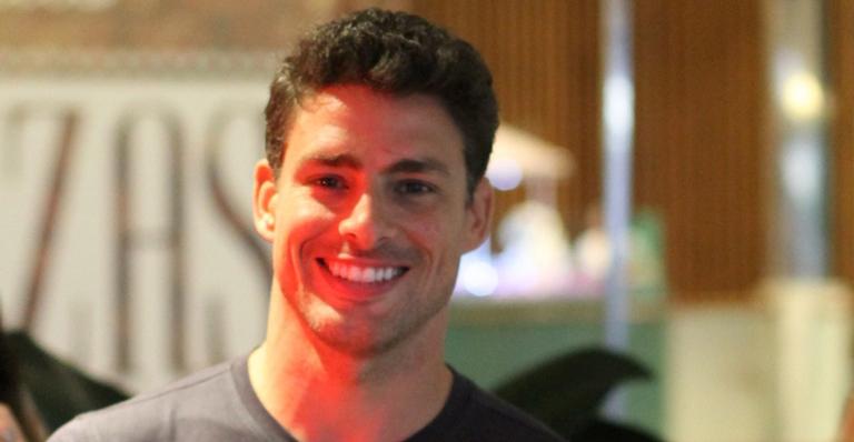 Cauã Reymond faz passeio com a família reunida e surge feliz da vida