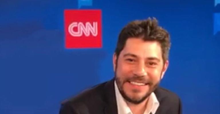 Evaristo Costa aparece nos estúdios da CNN: ”Ao vivo da Inglaterra”
