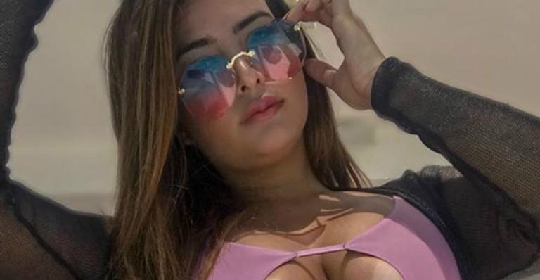 Geisy Arruda faz seguidores passarem mal ao exibir corpão em maiô ousado