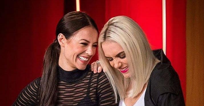 Paolla Oliveira e Monica Iozzi pagam de cantoras e se divertem nos estúdios Globo